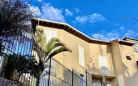 Casa arejada e iluminada, cozinha completa